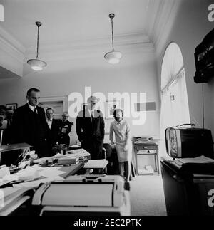 Präsident Kennedy sieht den Start von Astronaut Cmdr. Alan B. Shepard, Jr., auf dem bemannten Suborbitalflug der USA von 1st. Präsident John F. Kennedy und andere sehen die Fernsehberichterstattung über den Start von Astronaut Commander Alan B. Shepard, Jr. an Bord des u0022Freedom 7,u0022 auf dem ersten bemannten Suborbitalflug der USA. L-R: Generalstaatsanwalt Robert F. Kennedy; Sonderassistent des Präsidenten für nationale Sicherheit McGeorge Bundy; Vizepräsident Lyndon B. Johnson; Sonderassistent des Präsidenten Arthur Schlesinger, Jr.; Stabschef der United States Navy Admiral Arleigh Burke; Präsident Ken Stockfoto