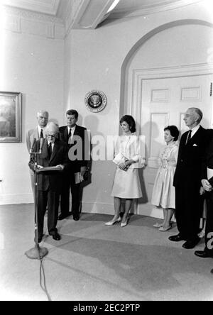 Präsentation des White House Guide Book 1st an Präsident Kennedy u0026 First Lady Jacqueline Kennedy (JBK), 4:25pm Uhr. Präsentation des neuen White House Guide Buchs an Präsident John F. Kennedy und First Lady Jacqueline Kennedy durch Mitglieder der National Geographic Society (NGS) und der White House Historical Association (WHHA); u0022The White House: An Historic Guide,u0022 eine gemeinsame Publikation der NGS und der WHA, wurde von Judd u0026 Detweiler, Inc., Vorsitzender der Fine Arts Commission und Vorsitzender des Vorstands der WHHA, David E. Finley (AT Mikrofone), gedruckt Stockfoto