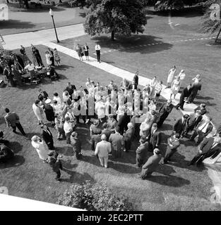 Besuch der Senior Class der Glen Lake (Michigan) High School, 9:50am Uhr. Präsident John F. Kennedy (Mitte) begrüßt die Glen Lake High School (Maple City, Michigan), eine ältere Schülerin der Klasse, Duane Richardson, auf dem Westflügel-Rasen des Weißen Hauses. Herr Richardson und seine Klassenkameraden besuchten Washington, D.C., auf einer Reise, die mit Spenden finanziert wurde, nachdem die Gruppe die ursprünglichen Gelder zur Bezahlung von Herrn Richardsonu0027s medizinischen Ausgaben gegeben hatte. Ebenfalls im Bild: Vertreter Ken Hechler (West Virginia); Vertreter Robert P. Griffin (Michigan); Senator Philip A. Hart (Michigan); Praktikant im Pressebüro des Weißen Hauses, Stockfoto