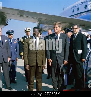 Ankunft von Ahmed Su00e9kou Touru00e9, Präsident von Guinea, 11:00am Uhr. Präsident John F. Kennedy steht mit Präsident von Guinea, Ahmed Su00e9kou Touru00e9, nach der Ankunft von Präsident Touru00e9u0027 am Washington National Airport. Von links nach rechts: US-Staatssekretär, George Ball (teilweise versteckt am Rand des Rahmens); Air Force Aide to President Kennedy, Brigadier General Godfrey T. McHugh; Naval Aide to President Kennedy, Captain Tazewell T. Shepard, Jr.; President Touru00e9; nicht identifiziert (hinten, teilweise versteckt); U.S. Assistant Chief of Protocol für Visits und Public Even Stockfoto