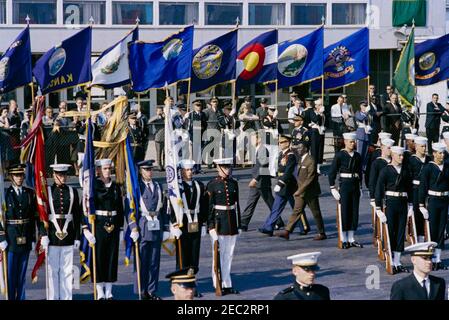 Ankunft von Ahmed Su00e9kou Touru00e9, Präsident von Guinea, 11:00am Uhr. Präsident John F. Kennedy und Präsident von Guinea, Ahmed Su00e9kou Touru00e9, überprüfen Ehrengarde Truppen während der Ankunftszeremonien für Präsident Touru00e9; ein nicht identifizierter Kommandant der Truppen geht mit den Präsidenten. Military Air Transport Service (MATS) Terminal, Washington National Airport, Washington D.C. Stockfoto