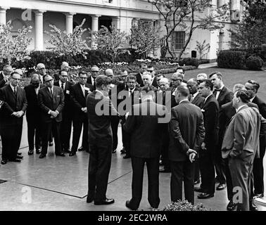 Besuch der Gesundheitsminister der lateinamerikanischen Republiken, 10:00am Uhr. Präsident John F. Kennedy besucht die Gesundheitsminister der lateinamerikanischen Republiken im Rosengarten. Zu den Besuchern gehören: Minister für Wohlfahrt und öffentliche Gesundheit Argentiniens, Dr. Tiburcio Padilla; Direktor des Nationalen Gesundheitsdienstes Boliviens, Dr. Francisco Torres Bracamonte; Minister für Gesundheit Brasiliens, Dr. Paulo Pinheiro Chagas; Minister für öffentliche Gesundheit Chiles, Dr. Benjamu00edn Cid; Minister für öffentliche Gesundheit von Kolumbien, Dr. Josu00e9 Fu00e9lix Patiu00f1o; Minister für öffentliche Gesundheit von Costa Ric Stockfoto