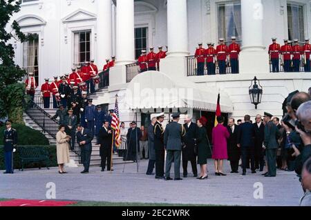 Ankunftszeremonie für Konrad Adenauer, Bundeskanzler der Bundesrepublik Deutschland, 10:45am Uhr. Präsident John F. Kennedy und andere erwarten die Ankunft des Bundeskanzlers der Bundesrepublik Deutschland, Dr. Konrad Adenauer, im Weißen Haus. Präsident Kennedy (rechts, zurück zur Kamera) begrüßt den westdeutschen Botschafter Karl Heinrich Knappstein; First Lady Jacqueline Kennedy schüttelt die Hände mit der Botschafterin Nicaraguas und dem Dekan des Diplomatischen Korps, Dr. Guillermo Sevilla-Sacasa. Ebenfalls im Bild: Vorsitzender der Joint Chiefs of Staff, General Maxwell D. Taylor; Lydia Taylor; Deputy Chief of Protocol, William J. Tonesk; US-Sekretär Stockfoto