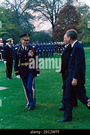 Ankunftszeremonie für Konrad Adenauer, Bundeskanzler der Bundesrepublik Deutschland, 10:45am Uhr. Präsident John F. Kennedy und Bundeskanzler der Bundesrepublik Deutschland, Dr. Konrad Adenauer, bereiten sich auf die Überprüfung der Ehrengarde Truppen bei der Ankunft Zeremonien zu Ehren von Bundeskanzler Adenauer. Der Kommandeur der Truppen, Oberst John W. Gorn, steht auf der linken Seite. South Lawn, White House, Washington, D.C. Stockfoto