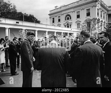 Besuch der Gesundheitsminister der lateinamerikanischen Republiken, 10:00am Uhr. Präsident John F. Kennedy besucht die Gesundheitsminister der lateinamerikanischen Republiken im Rosengarten. Zu den Besuchern gehören: Minister für Wohlfahrt und öffentliche Gesundheit Argentiniens, Dr. Tiburcio Padilla; Direktor des Nationalen Gesundheitsdienstes Boliviens, Dr. Francisco Torres Bracamonte; Minister für Gesundheit Brasiliens, Dr. Paulo Pinheiro Chagas; Minister für öffentliche Gesundheit Chiles, Dr. Benjamu00edn Cid; Minister für öffentliche Gesundheit von Kolumbien, Dr. Josu00e9 Fu00e9lix Patiu00f1o; Minister für öffentliche Gesundheit von Costa Ric Stockfoto