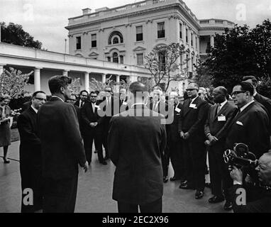 Besuch der Gesundheitsminister der lateinamerikanischen Republiken, 10:00am Uhr. Präsident John F. Kennedy besucht die Gesundheitsminister der lateinamerikanischen Republiken im Rosengarten. Zu den Besuchern gehören: Minister für Wohlfahrt und öffentliche Gesundheit Argentiniens, Dr. Tiburcio Padilla; Direktor des Nationalen Gesundheitsdienstes Boliviens, Dr. Francisco Torres Bracamonte; Minister für Gesundheit Brasiliens, Dr. Paulo Pinheiro Chagas; Minister für öffentliche Gesundheit Chiles, Dr. Benjamu00edn Cid; Minister für öffentliche Gesundheit von Kolumbien, Dr. Josu00e9 Fu00e9lix Patiu00f1o; Minister für öffentliche Gesundheit von Costa Ric Stockfoto