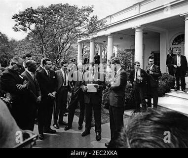 Besuch der Gesundheitsminister der lateinamerikanischen Republiken, 10:00am Uhr. Präsident John F. Kennedy besucht die Gesundheitsminister der lateinamerikanischen Republiken im Rosengarten. Die abgebildeten sind: Botschafter von Haiti, Dr. Louis Mars; Sonderassistent des Präsidenten für Wissenschaft und Technologie, Dr. Jerome Wiesner; Fotograf des Weißen Hauses, Kapitän Cecil Stoughton; Wochenschau-Fotograf für United Press Movietone, Thomas J. Craven, Sr.; Geheimagent des Weißen Hauses, Emory Roberts. White House, Washington, D.C. Stockfoto