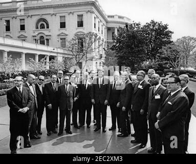 Besuch der Gesundheitsminister der lateinamerikanischen Republiken, 10:00am Uhr. Präsident John F. Kennedy steht mit den Gesundheitsministern der lateinamerikanischen Republiken im Rosengarten. Zu den Besuchern gehören: Minister für Wohlfahrt und öffentliche Gesundheit Argentiniens, Dr. Tiburcio Padilla; Direktor des Nationalen Gesundheitsdienstes Boliviens, Dr. Francisco Torres Bracamonte; Minister für Gesundheit Brasiliens, Dr. Paulo Pinheiro Chagas; Minister für öffentliche Gesundheit Chiles, Dr. Benjamu00edn Cid; Minister für öffentliche Gesundheit von Kolumbien, Dr. Josu00e9 Fu00e9lix Patiu00f1o; Minister für öffentliche Gesundheit von Costa Ric Stockfoto