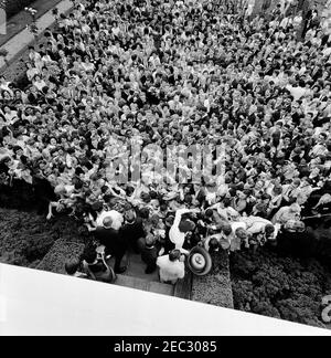 Besuch der American Field Service (AFS) Studenten, 10:00am Uhr. Luftaufnahme von Präsident John F. Kennedy begrüßt amerikanische Field Service Studenten. Präsident Kennedy (Mitte); Studenten; Reporter. Rose Garden, White House, Washington, D.C. Stockfoto