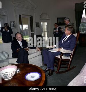 Treffen mit dem Botschafter der Sowjetunion (UdSSR), Anatolij Fedorowitsch Dobrynin, 12:27pm. Präsident John F. Kennedy (im Schaukelstuhl) lacht mit dem Botschafter der Sowjetunion (UdSSR), Anatoliy Fedorovich Dobrynin (links), bei einem Treffen im Oval Office des Weißen Hauses, Washington, D.C..Unidentifizierte Fotografen stehen im Hintergrund. Stockfoto