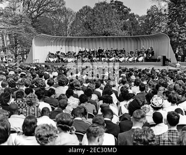 First Lady Jacqueline Kennedyu0027s (JBK) Musikprogramm für Jugendliche, 2:10pm. Ein Publikum, das auf dem South Lawn des Weißen Hauses versammelt ist, sieht Joseph Pival während der sechsten Ausgabe von First Lady Jacqueline Kennedyu2019s Musical Programs for Youth by Youth eine Aufführung des Central Kentucky Youth Symphony Orchestra dirigieren. Washington, D.C. Stockfoto