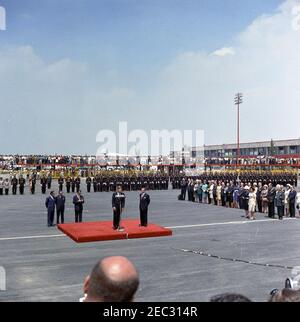 Reise nach Mexiko: Ankunftszeremonie, Internationaler Flughafen Mexiko-Stadt, Mexiko-Stadt, 11:00am Uhr. Präsident John F. Kennedy (an Mikrofonen) hält Bemerkungen bei seiner Ankunft in Mexiko-Stadt. Präsident von Mexiko, Adolfo Lu00f3pez Mateos, steht auf der Plattform auf der rechten Seite. Ebenfalls abgebildet: Protokollchef von Mexiko, Federico A. Mariscal; Dolmetscher des US-Außenministeriums, Donald Barnes; Sonderassistent des Präsidenten von Mexiko, Justo Sierra; Generaldirektor des Instituts für soziale Sicherheit von Mexiko, Benito Coquet; Fanny Gamboa de Carrillo Flores; Mexikanischer Botschafter in den Vereinigten Staaten, A Stockfoto