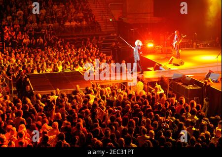 DEF Leppard sind eine englische Rockband, die 1977 in Sheffield gegründet wurde und 2008 live in Liverpool auftrat Stockfoto