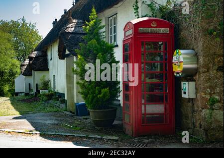 Traditionelle rote BT-Telefonbox - Dartmoor, Devon Stockfoto