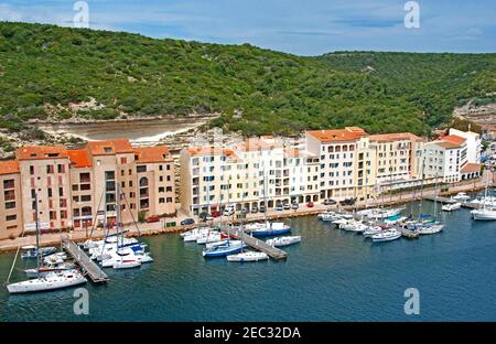 Moderne Gebäude mit Blick auf die Marina von Bonifacio, Südkorsika, Frankreich Stockfoto