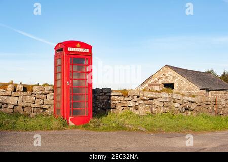 Traditionelle rote BT-Telefonbox - Dartmoor, Devon Stockfoto