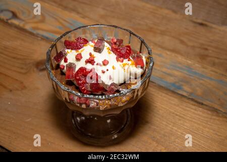 Eine köstliche Schokolade Mousse mit Creme Fraiche Cremes und gekrönt Schokoladenstückchen Stockfoto