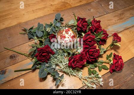 Eine köstliche Schokolade Mousse mit Creme Fraiche Cremes und gekrönt Schokoladenstückchen umgeben von romantischen Valentinen-Rosen Stockfoto