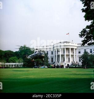 Präsident Kennedy verlässt das Weiße Haus nach Atlantic City, New Jersey, 9:09am Uhr. Ein Hubschrauber der United States Army mit Präsident John F. Kennedy hebt vom South Lawn des Weißen Hauses, Washington, D.C. ab; der Präsident reiste zur Andrews Air Force Base auf dem Weg nach Atlantic City, New Jersey. Stockfoto