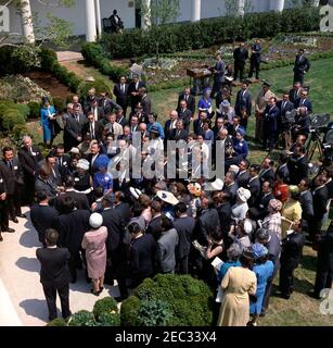 Besuch von Mexiko-US-Parlamentariern, 12:08pm Uhr. Präsident John F. Kennedy (links) spricht zu Mitgliedern der interparlamentarischen Gruppe Mexiko-USA. Auch im Bild: Senator Daniel Inouye (Hawaii); White House Communications Agency (WHCA) Officer, Joseph W. Culbreth; White House Stenographer, Jack Romagna; White House Korrespondent für United Press International (UPI), Helen Thomas. Rose Garden, White House, Washington, D.C. [eine vollständige Teilnehmerliste finden Sie im Zeitplan für Presidentu2019s.] Stockfoto