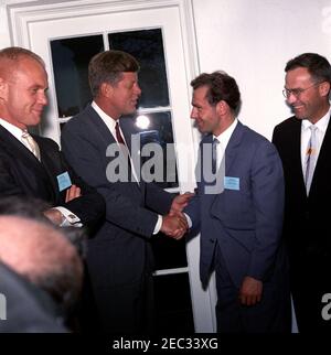 Besuch von Gherman S. Titov, russischer Kosmonaut (Astronaut), und John Glenn, amerikanischer Astronaut, 12:47pm Uhr. Präsident John F. Kennedy schüttelt sich die Hände mit dem russischen Kosmonauten-Major Gherman S. Titov (zweiter von rechts). Der amerikanische Astronaut Colonel John H. Glenn, Jr. steht auf der linken Seite. Der Dolmetscher Ivan Shklyar steht ganz rechts. West Wing Colonnade, White House, Washington, D.C. Stockfoto