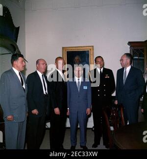 Besuch von Gherman S. Titov, russischer Kosmonaut (Astronaut), und John Glenn, amerikanischer Astronaut, 12:47pm Uhr. Der russische Kosmonaut Major Gherman S. Titov und der amerikanische Astronaut Colonel John H. Glenn, Jr. besuchen das Weiße Haus. Von links nach rechts: Dolmetscher Walter Skuby; Sonderassistent des Präsidenten, Dave Powers; Oberst Glenn; Major Titov; Naval Aide des Präsidenten, Kapitän Tazewell Shepard; sowjetischer Botschafter in den Vereinigten Staaten, Anatoliy Fedorovich Dobrynin. Fish Room, White House, Washington, D.C. Stockfoto