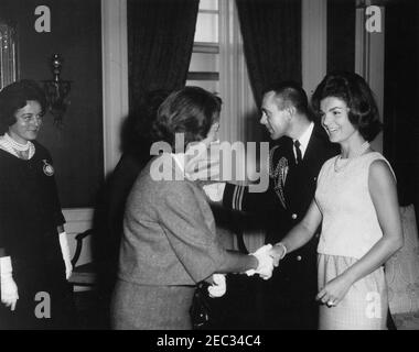 First Lady Jacqueline Kennedyu0027s (JBK) Tee für Alumnae u0026 Mitarbeiter der Miss Porteru0027s Schule in Farmington, Connecticut. First Lady Jacqueline Kennedy begrüßt Gäste, die einen Tee für Alumnae und Mitarbeiter der Miss Porteru0027s School in Farmington, Connecticut, besuchen. Green Room, White House, Washington, D.C. Stockfoto