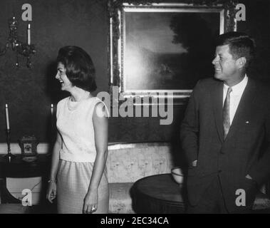First Lady Jacqueline Kennedyu0027s (JBK) Tee für Alumnae u0026 Mitarbeiter der Miss Porteru0027s Schule in Farmington, Connecticut. Präsident John F. Kennedy und First Lady Jacqueline Kennedy bereiten sich darauf vor, die Gäste bei einem Tee für Alumnae und Mitarbeiter der Miss Porteru0027s School in Farmington, Connecticut, zu begrüßen. Green Room, White House, Washington, D.C. Stockfoto