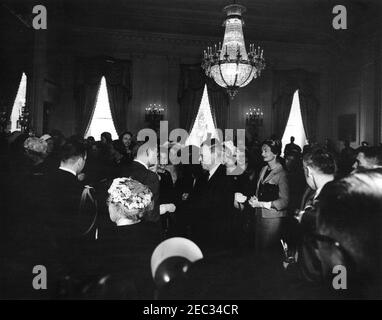 First Lady Jacqueline Kennedyu0027s (JBK) Tee für Alumnae u0026 Mitarbeiter der Miss Porteru0027s Schule in Farmington, Connecticut. Präsident John F. Kennedy (links, gegenüber) besucht Gäste, die an einem Tee von First Lady Jacqueline Kennedy für Alumnae und Mitarbeiter der Miss Porteru0027s School in Farmington, Connecticut, teilnehmen. East Room, White House, Washington, D.C. Stockfoto