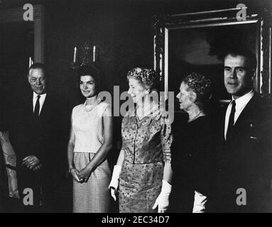 First Lady Jacqueline Kennedyu0027s (JBK) Tee für Alumnae u0026 Mitarbeiter der Miss Porteru0027s Schule in Farmington, Connecticut. First Lady Jacqueline Kennedy (zweite von links) besucht einen Tee für Alumnae und Mitarbeiter der Miss Porteru0027s School in Farmington, Connecticut. Andere sind nicht identifiziert. Green Room, White House, Washington, D.C. Stockfoto