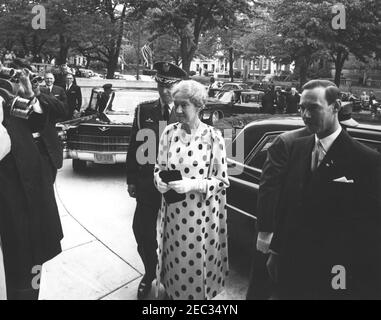 Mittagessen zu Ehren von Präsident Kennedy, gegeben von der Großherzogin Charlotte von Luxemburg, 1:00pm Uhr. Großherzogin Charlotte von Luxemburg kommt zu einem Mittagessen zu Ehren von Präsident John F. Kennedy in der Botschaft von Luxemburg an. Rechts steht Prinz Jean von Luxemburg. Washington, D.C. Stockfoto