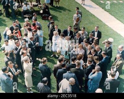 Besuch der Senior Class der Glen Lake (Michigan) High School, 9:50am Uhr. Präsident John F. Kennedy (Mitte, rechts) besucht mit Mitgliedern der Glen Lake High School (Maple City, Michigan) Senior Class auf dem West Wing Lawn des Weißen Hauses. Ebenfalls im Bild: White House Korrespondent für CBS News, Robert Pierpoint; Glen Lake Student, Duane Richardson; Senator Philip A. Hart (Michigan); Vertreter Robert P. Griffin (Michigan); Vertreter Ken Hechler (West Virginia); White House Secret Service Agent, Jack Warner. Alle anderen sind nicht identifiziert. Washington, D.C. [Bitte siehe Personal des Weißen Hauses Fil Stockfoto