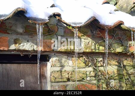 Eiszapfen bilden sich auf dem Dach ellerton york yorkshire vereinigtes Königreich Stockfoto