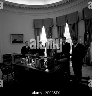 Besuch der mexikanischen Universitätsstudenten, 9:50am Uhr. Präsident John F. Kennedy (sitzt am HMS Resolute Desk) besucht mit Studentenführern aus Mexiko im Oval Office. Beamte des Außenministeriums im Bild: Offizier für mexikanische Angelegenheiten, Robert M. Sayre (ganz links) und Harold Templeman (Dritter von rechts). Studenten aus Mexiko aufgelistet in der Presidentu0027s Zeitplan: Fernando Roque Villanueva, Guillermo Romero Martu00ednez, Juan Gonzu00e1lez Ju00e1uregui, Josu00e9 Hernu00e1ndez Pagaza, Jorge Malouly Moisu00e9s, Paulino Montero Cinta. White House, Washington, D.C. Stockfoto