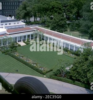 Luftaufnahmen des Rose Garden, Jefferson Memorial, Lincoln Memorial und World war I (WWI) temporäre Gebäude auf der Mall. Luftaufnahme des Westflügels und des Rosengartens des Weißen Hauses; das Executive Office Building ist links im Hintergrund zu sehen. Washington, D.C. Stockfoto