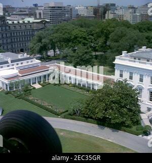 Luftaufnahmen des Rose Garden, Jefferson Memorial, Lincoln Memorial und World war I (WWI) temporäre Gebäude auf der Mall. Luftaufnahme des Westflügels und des Rosengartens des Weißen Hauses; das Executive Office Building ist links im Hintergrund zu sehen. Washington, D.C. [Unschärfe im Bild ist originell für das Negative.] Stockfoto