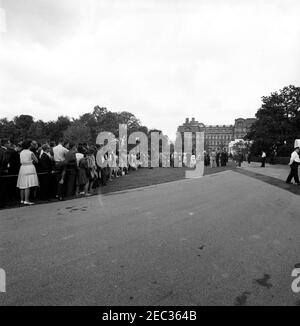 Besuch der Teilnehmer am Weißen Haus Seminar, 9:55am Uhr. Studenten, die am Sommerseminar des Weißen Hauses teilnehmen, treffen sich auf dem South Lawn, um die Abschiedsworte von Präsident John F. Kennedyu2019s zu hören. White House, Washington, D.C. Stockfoto