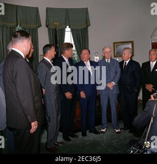 Treffen mit Richard Daley, Bürgermeister von Chicago, 12:21pm Uhr. Präsident John F. Kennedy steht mit dem Bürgermeister von Chicago, Richard J. Daley, und Beamten aus Illinois. Von links nach rechts: Präsident der Chicago Association of Commerce and Industry, Edward C. Logelin, Jr.; nicht identifiziert; Vertreter Sidney R. Yates (Illinois); Präsident Kennedy; Bürgermeister Daley; Vertreter Thomas J. Ou2019Brien (Illinois); Präsident und Vorsitzender der Continental Illinois Bank and Trust Co., David M. Kennedy; nicht identifiziert; nicht identifizierter Fotograf (hocken). Auch im Zeitplan für Presidentu2019s enthalten: Präsident o Stockfoto