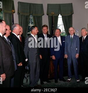 Treffen mit Richard Daley, Bürgermeister von Chicago, 12:21pm Uhr. Präsident John F. Kennedy steht mit dem Bürgermeister von Chicago, Richard J. Daley, und Beamten aus Illinois. Von links nach rechts: Präsident der Chicago Association of Commerce and Industry, Edward C. Logelin, Jr.; Präsident von Hallicrafters Co., William J. Halligan; nicht identifiziert; Vorsitzender der Real Estate Research Corporation, James C. Downs, Jr.; Vertreter Sidney R. Yates (Illinois); Präsident Kennedy; Bürgermeister Daley; Vertreter Thomas J. Ou2019Brien (Illinois); Präsident und Vorsitzender der Continental Illinois Bank and Trust Co., David Stockfoto