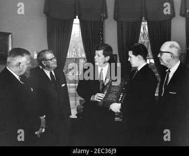 Besuch des Boysu0027 Clubsu0027 u0022Boy des Jahres,u0022 Stephen Lutz, 10:57AM. Präsident John F. Kennedy (Mitte) überreicht die Boysu0027 Clubs von Americau0027s (BCA) u0022Boy der Auszeichnung Yearu0022 an Stephen Lutz aus Newark, New Jersey. (L-R) Albert L. Cole, Präsident der BCA; John M. Gleason, Nationaldirektor der BCA; Präsident Kennedy; Stephen Lutz; und Charles R. Messier, Executive Director der Boysu0027 Clubs von Newark, New Jersey. Oval Office, White House, Washington, D.C. Stockfoto