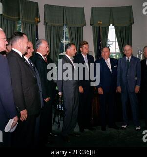 Treffen mit Richard Daley, Bürgermeister von Chicago, 12:21pm Uhr. Präsident John F. Kennedy steht mit dem Bürgermeister von Chicago, Richard J. Daley, und Beamten aus Illinois. Von links nach rechts: Berater von Bürgermeister Daley, Oberst Jack Riley; Präsident der Chicago Association of Commerce and Industry, Edward C. Logelin, Jr.; Präsident von Hallicrafters Co., William J. Halligan; nicht identifiziert; Vorsitzender der Real Estate Research Corporation, James C. Downs, Jr.; Vertreter Sidney R. Yates (Illinois); Präsident Kennedy; Bürgermeister Daley; Vertreter Thomas J. Ou2019Brien (Illinois); Präsident und Vorsitzender der Contin Stockfoto