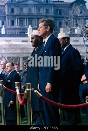 Ankunftszeremonie für Abdirashid Ali Shermarke, Premierminister der somalischen Republik, 11:45am Uhr. Ankunftszeremonien für den Premierminister der somalischen Republik, Dr. Abdirashid Ali Shermarke. Auf der Überprüfungsplattform im Vordergrund (L-R): Premierminister Shermarke; Präsident John F. Kennedy; Außenminister der somalischen Republik, Abdullahi Issa Mohamud; Botschafter der somalischen Republik, Dr. Omar Mohallim Mohamed (meist versteckt am Rand des Rahmens). Der Botschafter Nicaraguas und Dekan des Diplomatischen Korps, Dr. Guillermo Sevilla-Sacasa, steht in der Gruppe links von der Plattform. Die Führungskraft Stockfoto