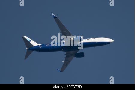 London, Großbritannien. 13. Februar 2021. Flugverkehr über London während der Covid-19-Pandemie. Eine Blue Air Boeing 737 fliegt über Wimbledon, nachdem sie London Heathrow im trüben Morgenhimmel auf dem Weg nach Bukarest verlassen hat. Kredit: Malcolm Park/Alamy. Stockfoto