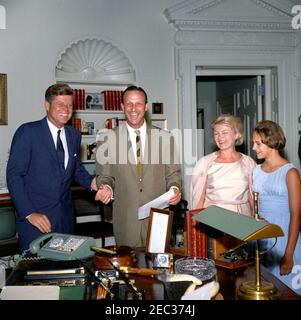 Besuch von Stan Musial, Major League Baseball (MLB) Spieler für die St. Louis Cardinals, und Familie, 4:10pm Uhr. Präsident John F. Kennedy besucht Stan Musial, MLB-Spieler (Major League Baseball) für die St. Louis Cardinals, und seine Familie. Von links nach rechts: Präsident Kennedy; Herr Musial; seine Frau Lillian Musial und Tochter Janet Musial. Oval Office, White House, Washington, D.C. Stockfoto