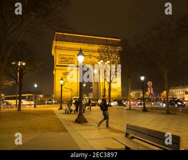 Paris bei Nacht, der Arc de Triomphe Stockfoto