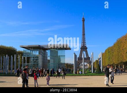 Wall for Peace, Champ de Mars, Paris, Frankreich. Moderne Skulptureninstallation der Künstlerin Clara Halter und des Architekten Jean-Michel Wilmotte. Stockfoto