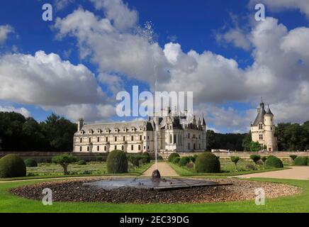 Diane de Poitiers Garten im Chateau Chenonceau, Loire-Tal. Formelle Rasenflächen mit beschnittenen topiary und Voluten von santolina umgeben einen zentralen Brunnen. Stockfoto