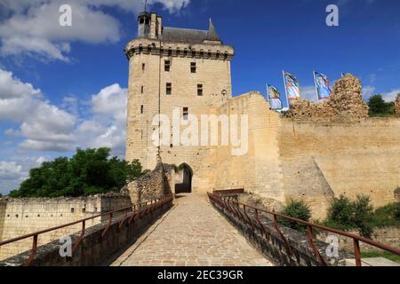 Tour de l ' Horloge, Château Chinon, Loiretal, Frankreich. Der mittelalterliche Glockenturm ist nun der Eingang zur Burg. Stockfoto