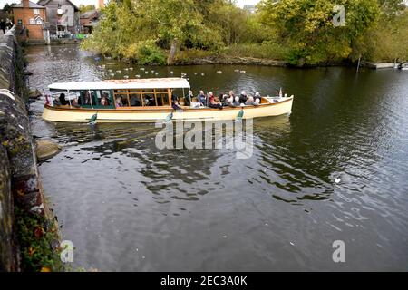 Stratford-upon-Avon, Warwickshire, England - Oktober 2017: Landschaftsansicht des Flusses Avon mit einem Ausflugsboot Stockfoto