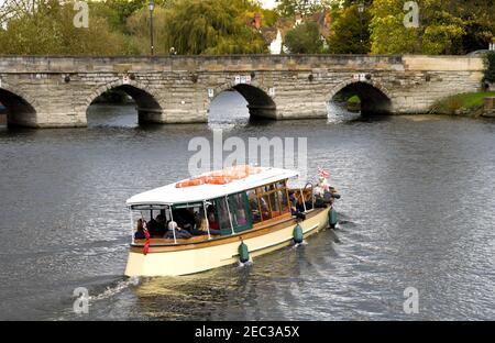 Stratford-upon-Avon, Warwickshire, England - Oktober 2017: Landschaftsansicht des Flusses Avon mit einem Ausflugsboot Stockfoto